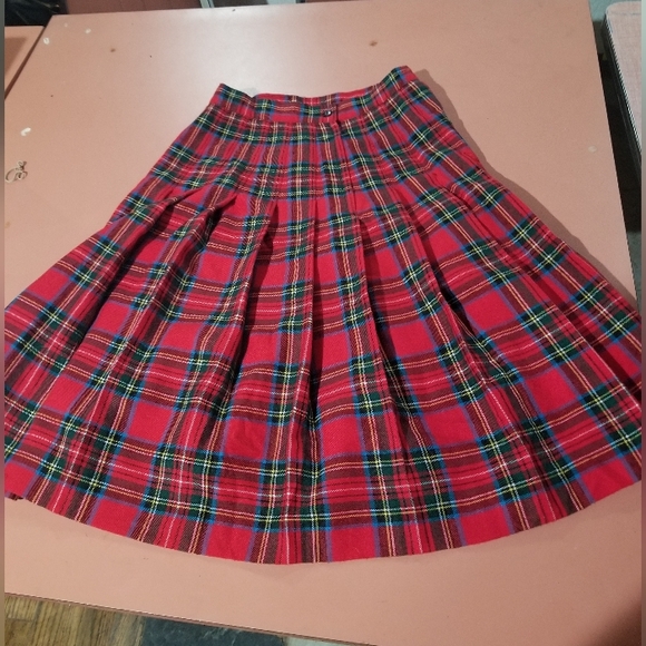 Karen Scott Plaid Red and Black Skirt And Vest Set - Picture 3 of 5